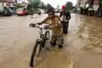 Luapan Kali Ciliwung Genangi Jalan KH Abdullah Syafei