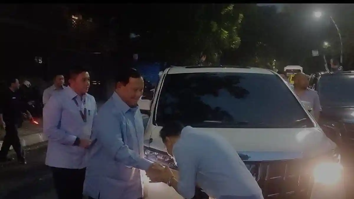 Momen Gibran Cium Tangan Prabowo Subianto Jelang Pengambilan Nomor Urut Pilpres 2024