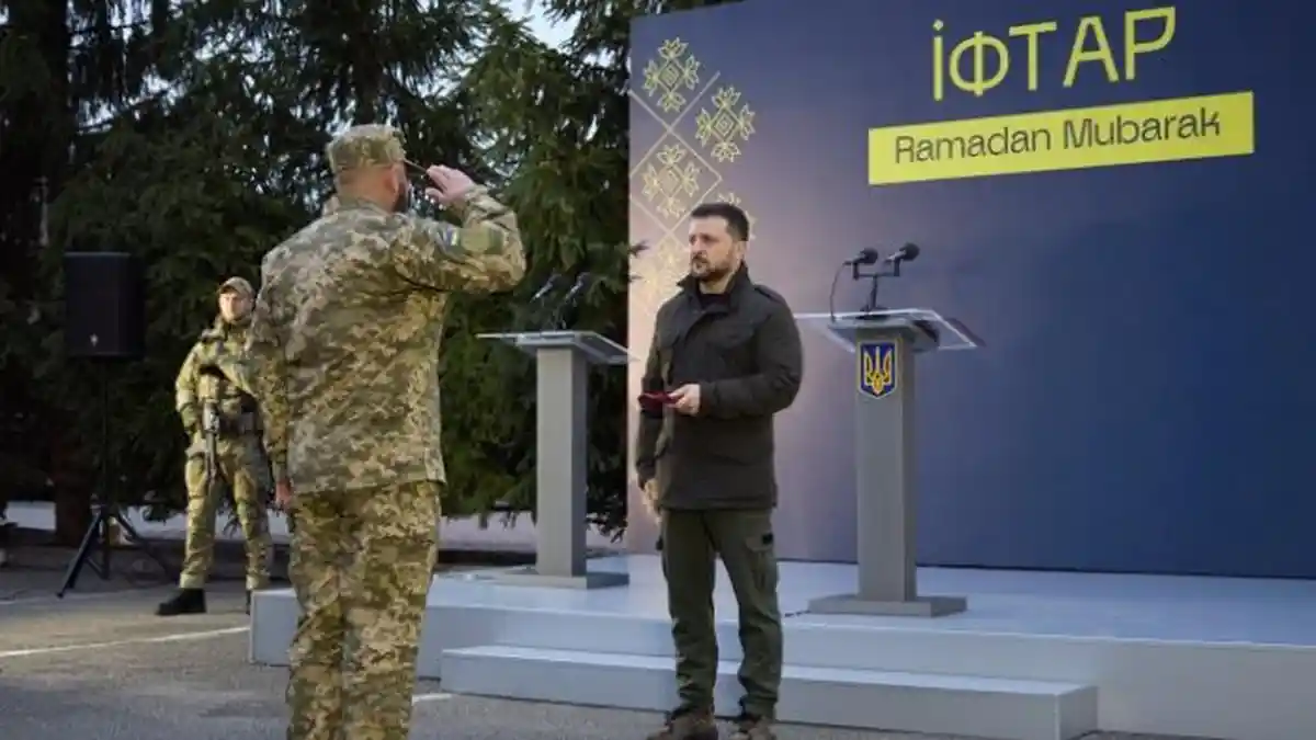 Perang Rusia-Ukraina Hari ke-762: Zelensky Ikut Buka Puasa Bareng Tentara Muslim