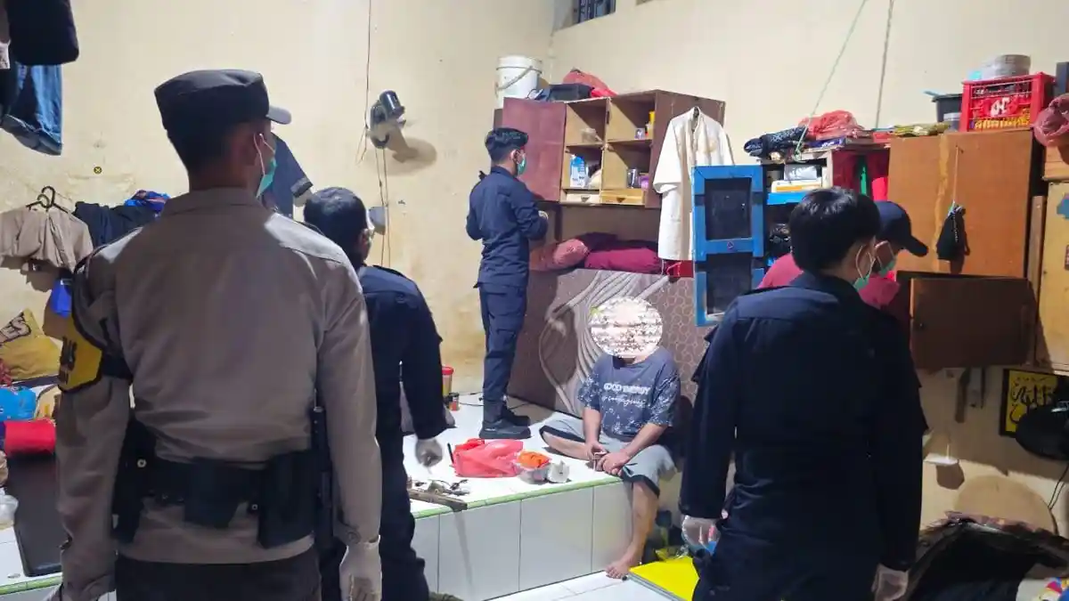 Pegawai Lapas dan Polisi Razia Blok Hunian Warga Binaan, Temukan Ada Barang yang Terlarang