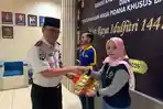 Kalapas-Tasikmalaya-Surya-Dharma-menyerahkan-Surat-Keputusan-SK-Remisi.jpg