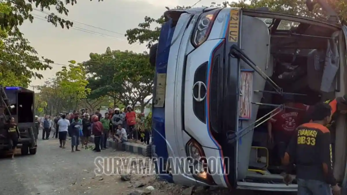 Bus Sugeng Rahayu Tabrak Mati Emak-emak Bermotor, Lalu Terguling di Ring Road Kota Madiun