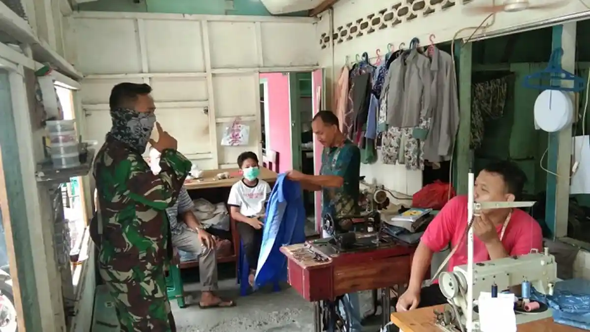 Cegah Penyebaran Covid-19, Babinsa Koramil 15/Meuraxa Anjangsana ke Gampong Surien