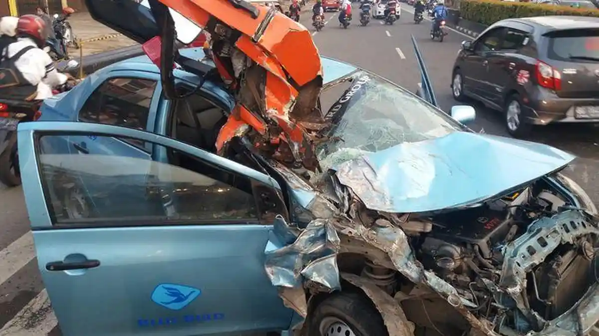 Sopir Bus Kota Ugal-ugalan Tabrak Taksi dan Becak, Tewaskan Seorang Nenek