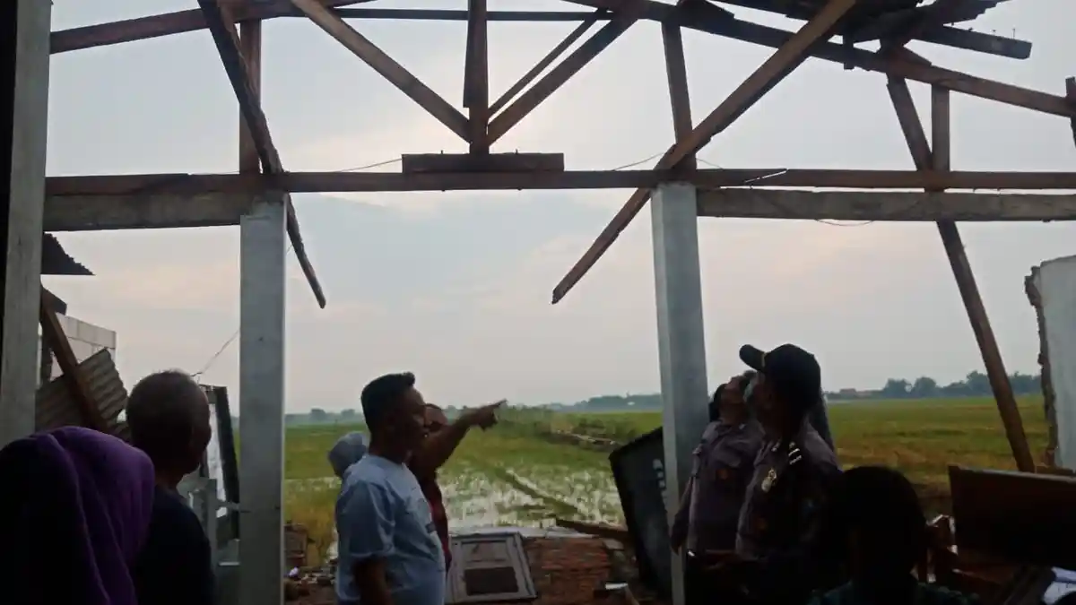 Amukan Puting Beliung di Sidoarjo Rusak Rumah Warga hingga Robohkan Tiang Listrik