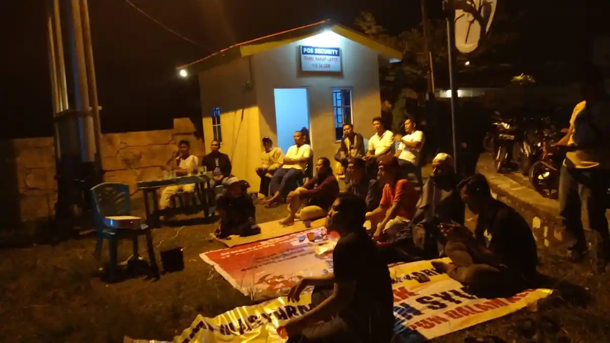 Pakai Tikar Duduk Lesehan, Warga Komplek Bukit Indah Karimun Nonton Bareng Film G 30 S PKI
