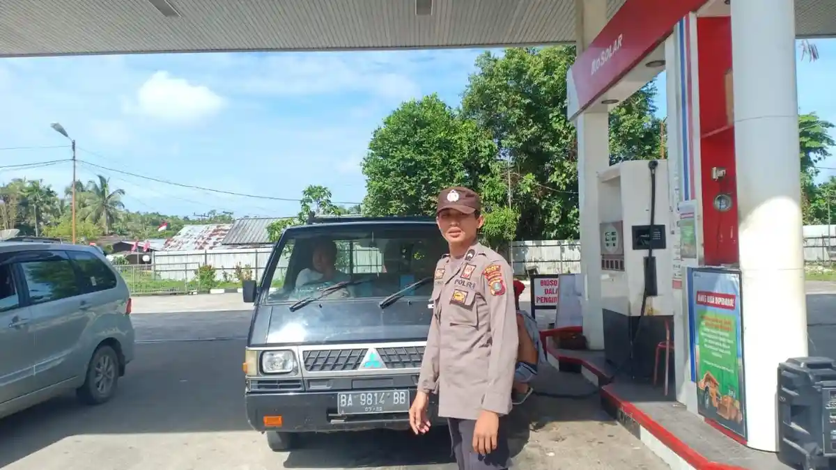 Cegah Kelangkaan BBM, Personel Polsek Lahewa Patroli SPBU