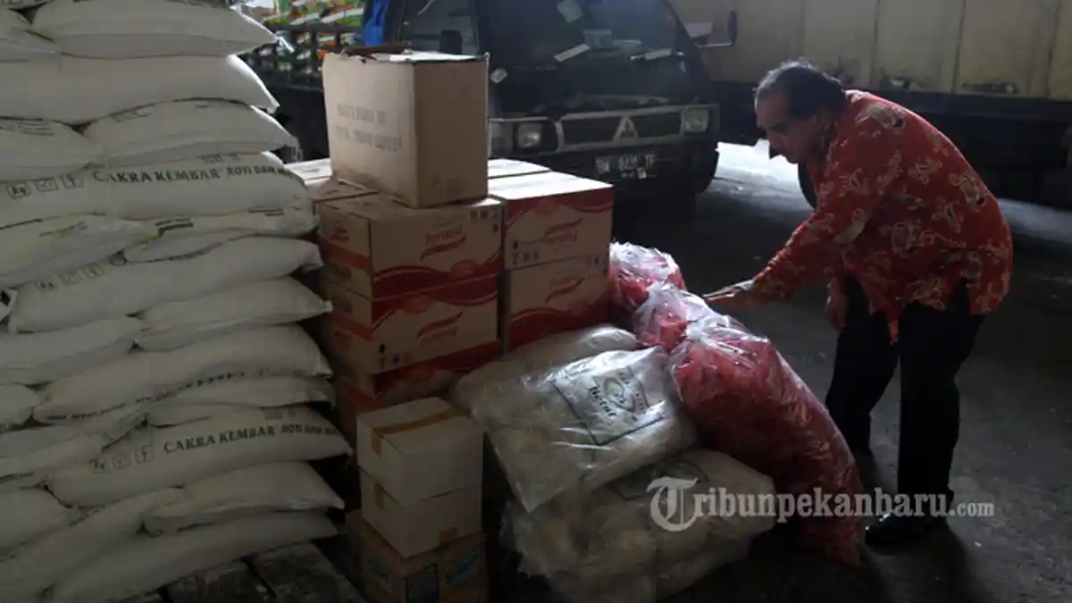 FOTO: Disperindag Riau dan BBPOM Sidak Gudang Sembako Cek Kesiapan Jelang Ramadhan - sidak-sembako-disperindag-niiiih_20160518_154852.jpg
