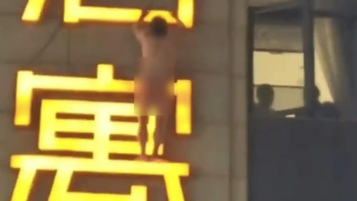 Pria Bergelantungan di Papan Nama Hotel hanya Pakai Boxer, Diduga Kabur setelah Ketahuan Selingkuh