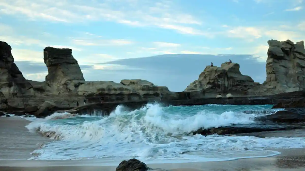 Berdebar di Pantai Klayar