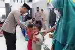 Wakapolres-Nganjuk-Kompol-M-Asrofi-Khadafi-membagikan-santunan-kepada-anak-yatim-piatu.jpg