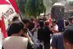 Massa-mahasiswa-saat-di-gedung-DPRD-Kabupaten-Trenggalek-Rabu-1352026.jpg