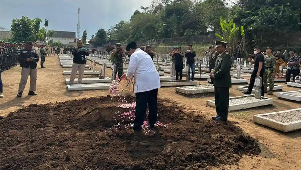 Prabowo Hadiri Pemakaman Mayjen TNI Purn Mulclis Anwar di TMP II Ghiridharmoloyo