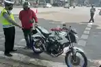 satlantas-polresta-malang-kota-tilang-pengendara-motor-yang-memakai-knalpot-brong.jpg