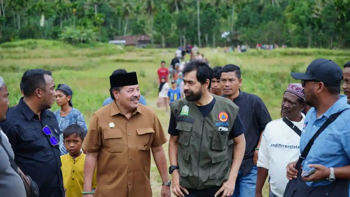Mualem dan TRK Naik Perahu Kunjungi Korban Banjir Bandang di Beutong Ateuh Nagan Raya