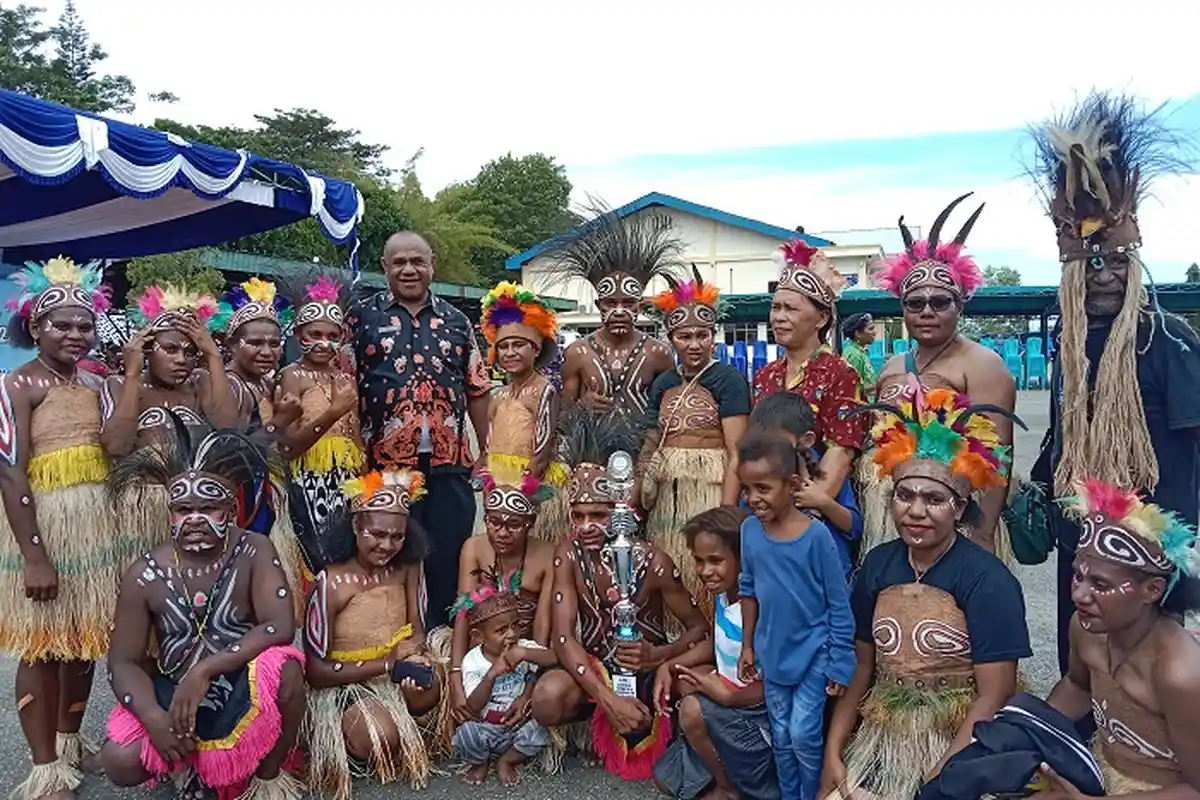 Juara Pertama Lomba Yospan, Begini Antusias Siswa dari Distrik Unurumguay Peringati Hardiknas