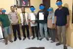 Pelaku-AR-dan-korban-MF-bersalaman-usai-didamaikan-di-kantor-polisi.jpg