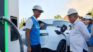 Direktur-Utama-PLN-Darmawan-Prasodjo-saat-Stasiun-Pengisian-Kendaraan-Listrik-Umum.jpg