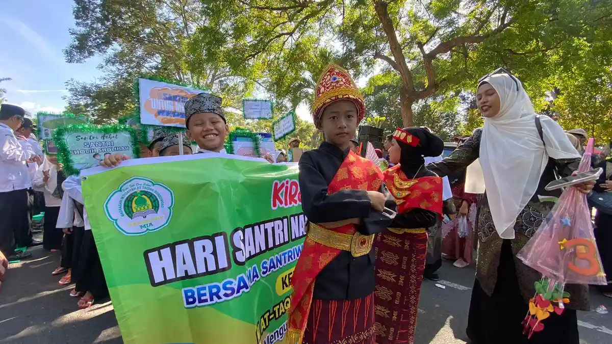 Siswa MI di Bondowoso Jalan Kaki 2 KM di Peringatan Hari Santri Nasional, Bawa Semangat Santri