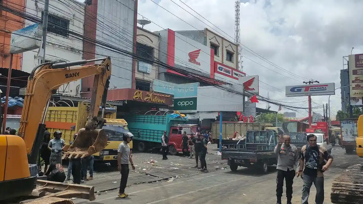Truk-truk Berjejer di Jl AP Pettarani, Proses Eksekusi Ruko Berlangsung