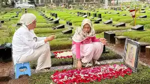 20250417Penyanyi-Inul-Daratista-berziarah-ke-makam-penyanyi-legendaris-Titiek-Puspa.jpg