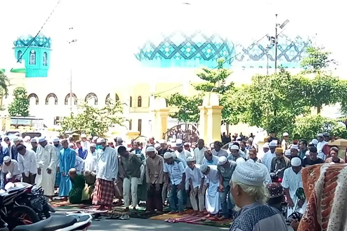 Tak Bisa Masuk Masjid Alkaromah Martapura, Jemaah Pilih Salat Zuhur di Jalan