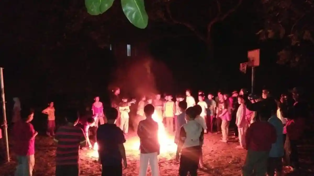Serunya Siswa SDIT di Klaseman Ini Isi Acara Pesantren Ramadan dengan Main Sepak Bola Api