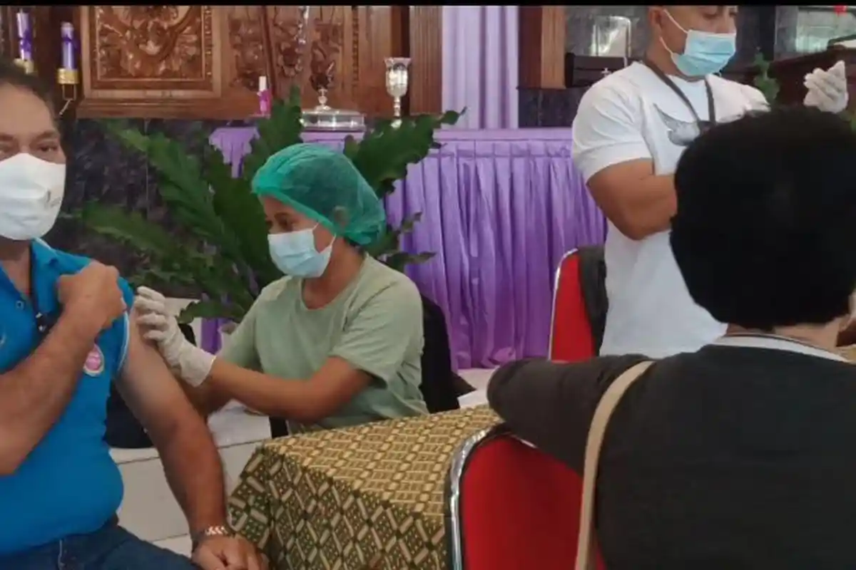 Jemaat di Gereja Ebenheizer Oeba Kota Kupang Dapat Pelayanan Vaksin Booster