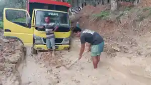 truk-terjebak-lumpur-jalan-rusak.jpg