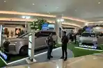 Perwakilan-Pimpinan-Wuling-Motors-berdiskusi-di-area-pameran-Wuling-Darion-EV-dan-PHEV.jpg