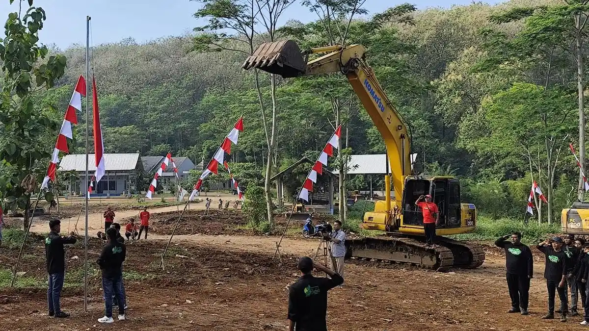 Upacara HUT ke-80 RI yang Tak Biasa: Dihadiri Gunungan Sampah dan Ekskavator di TPA Darupono Kendal