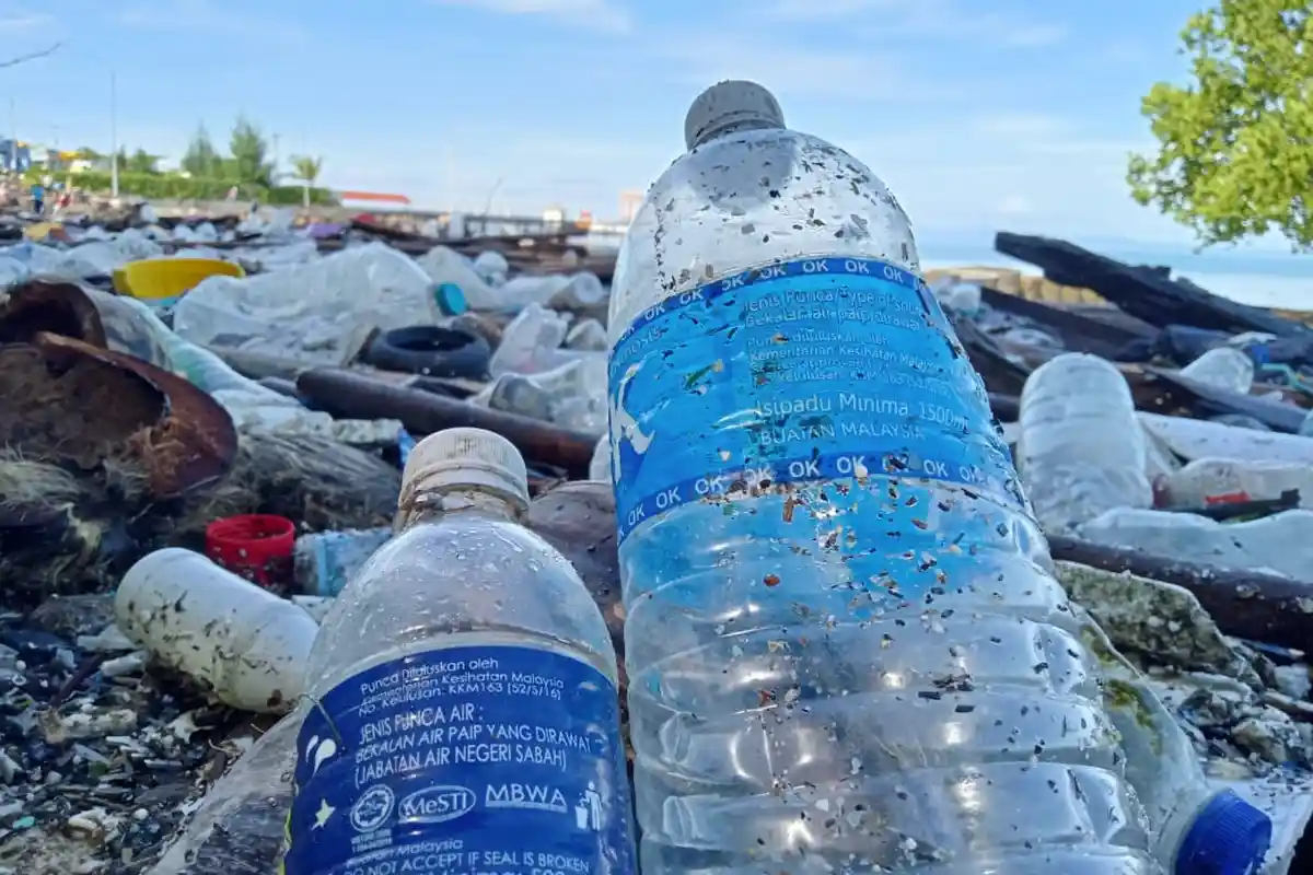 Sampah Kiriman Negara Tetangga Penuhi Pantai Wisata-Wisata di Morotai