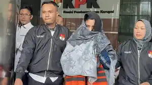 Bupati-Pekalongan-Fadia-Arafiq-mengenakan-rompi-tahanan-KPK.jpg