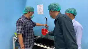 Usin-Ketua-Komisi-IV-DPRD-saat-memeriksa-air-di-dapur-mbg-Bengkulu-Tengah.jpg