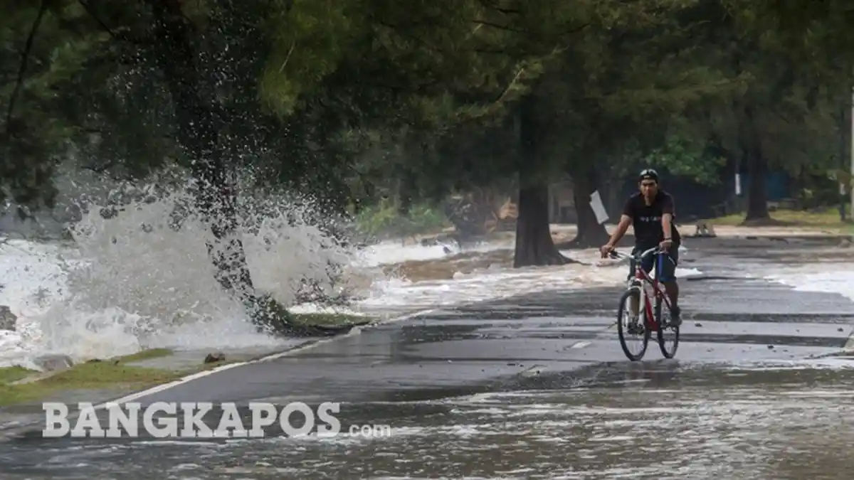 Gelombang Tinggi Terjang Pantai Pasir Padi, Molen Minta Masyarakat Waspada Cuaca Ekstrem