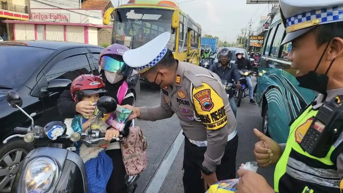 Anak-anak yang Dibonceng Motor Pakai Helm di Ungaran Diberi Hadiah Oleh Polisi