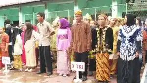 upacara-pakai-baju-adat1_20160503_102740.jpg