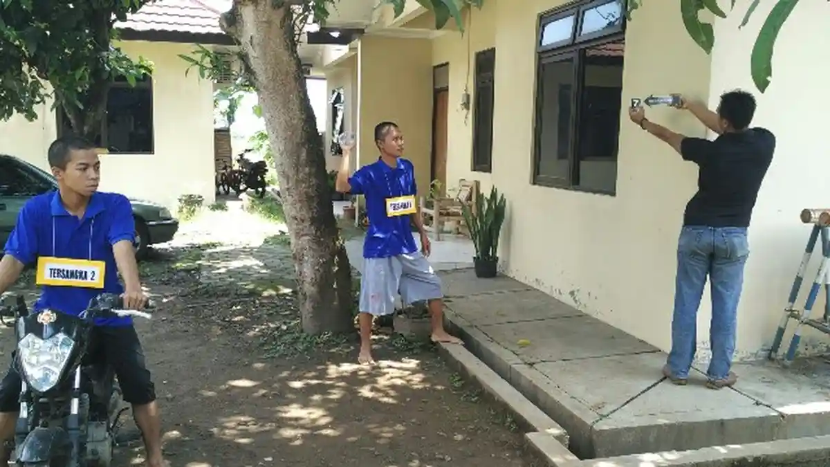 Polsek Pleret Bantul Gelar Rekonstruksi Kasus Pelemparan Bom Molotov