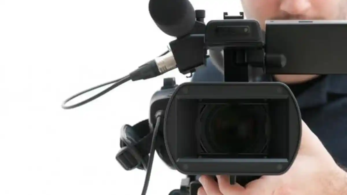 Penyanyi Dangdut Berurusan dengan Polisi Gegara Buka Baju dan Pakaian Dalam Saat Nyanyi