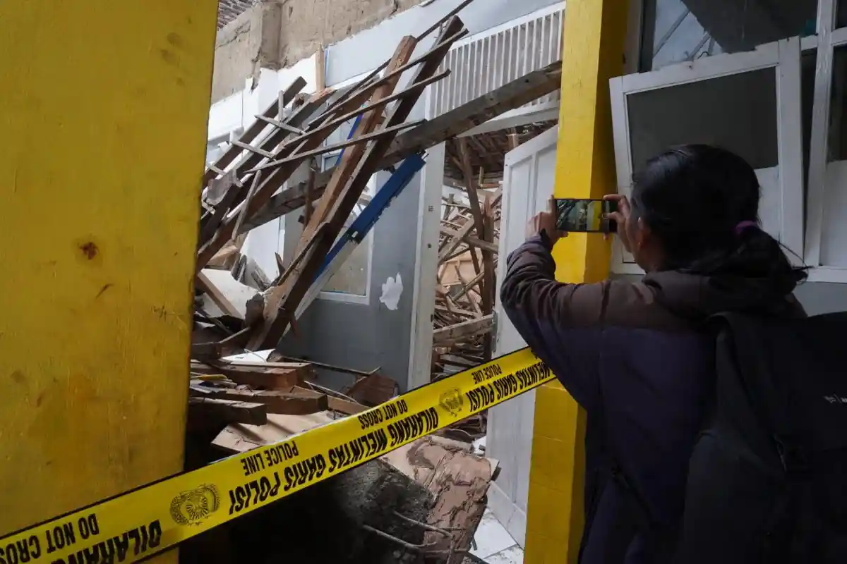 Atap Ruang Kelas Ambruk di SMP Pasundan 1 Kota Bandung