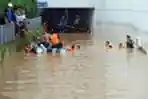 Evakuasi Korban Banjir di Gedung UOB
