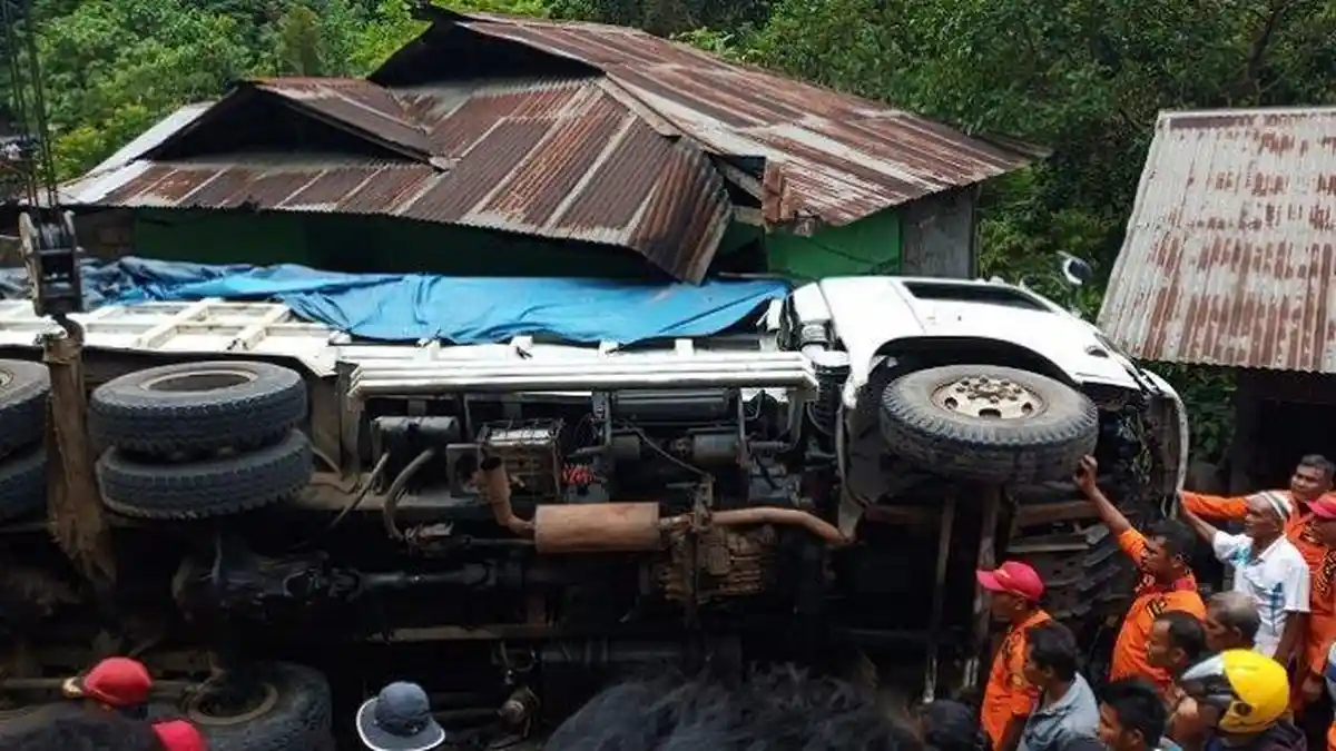 Truk Batu Bara Terbalik dan Tabrak Rumah di Lubuk Paraku Padang, Sang Sopir Terhimpit