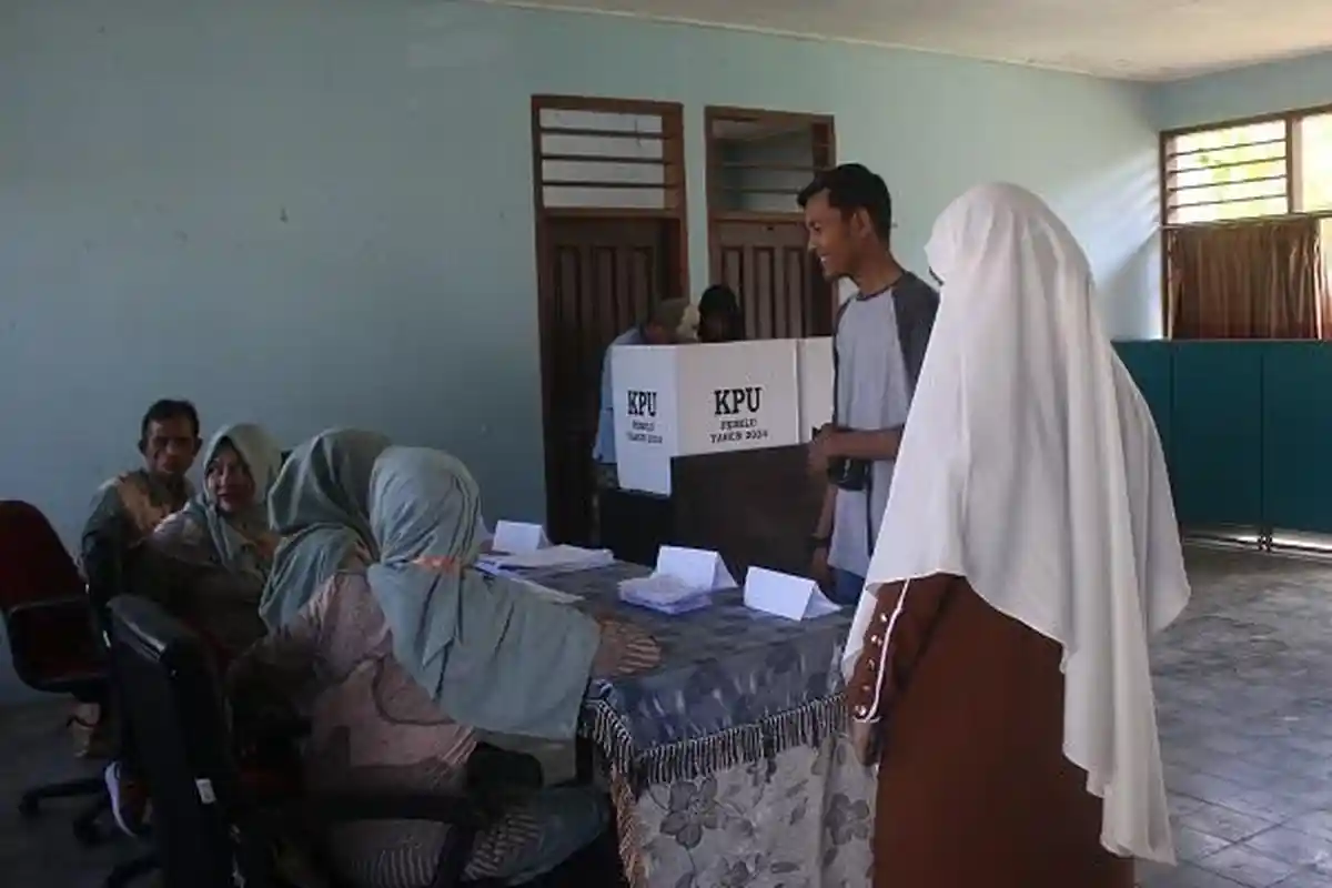 Jelita Donal Unggul Perolehan Suara PSU DPD di TPS Bupati Sijunjung Mencoblos