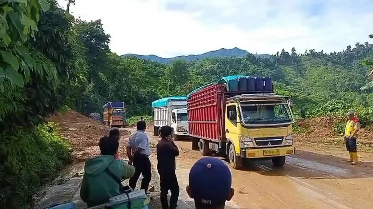 Truk Sudah Bisa Melintasi Lokasi Longsor di Karossa Mamuju Tengah, Masih Pembersihan