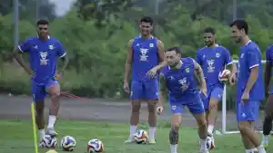 Marc-Klok-bersama-rekan-rekannya-saat-menggelar-latihan.jpg