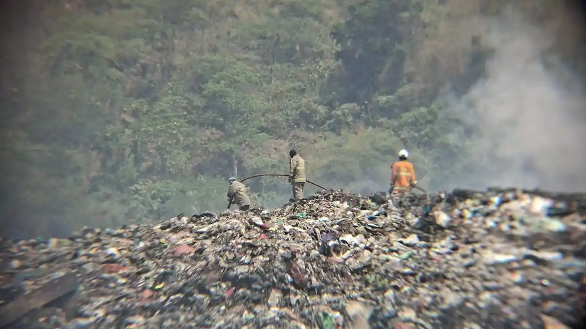 Percepat Proses Pemadaman Api di TPA Jatibarang Semarang, Petugas ...