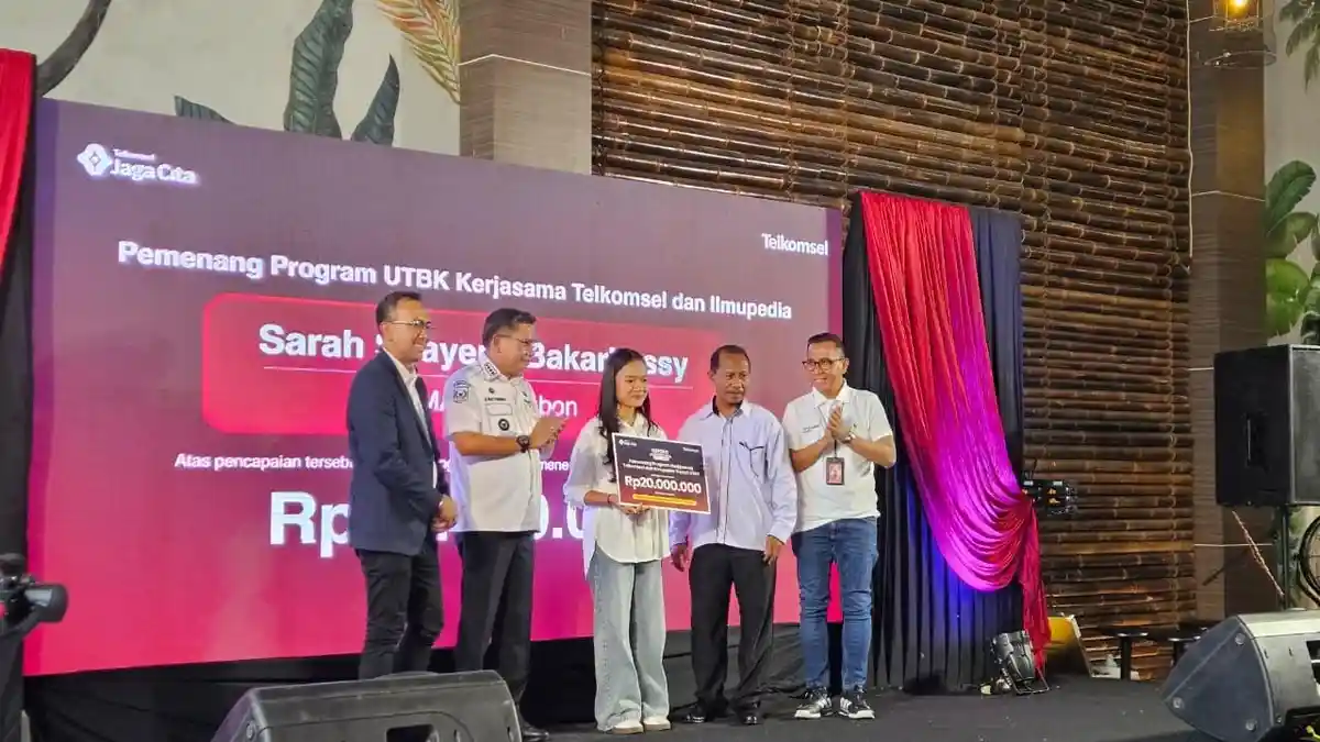 Alumnus SMA N 1 Ambon Terima Tabungan Rp20 Juta dari Telkomsel, Lewat Program Tryout UTBK Akbar