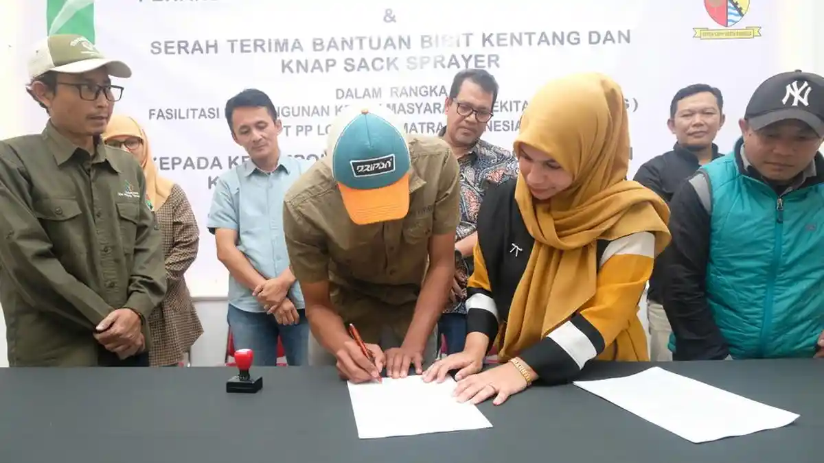 Puluhan Petani di Kertasari Bandung dapat Bantuan 2.400 Kilogram Bibit Kentang