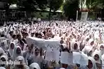 ribuan-siswa-smkn-1-boyolangu-saat-gelar-aksi-demo-di-sekolahnya.jpg