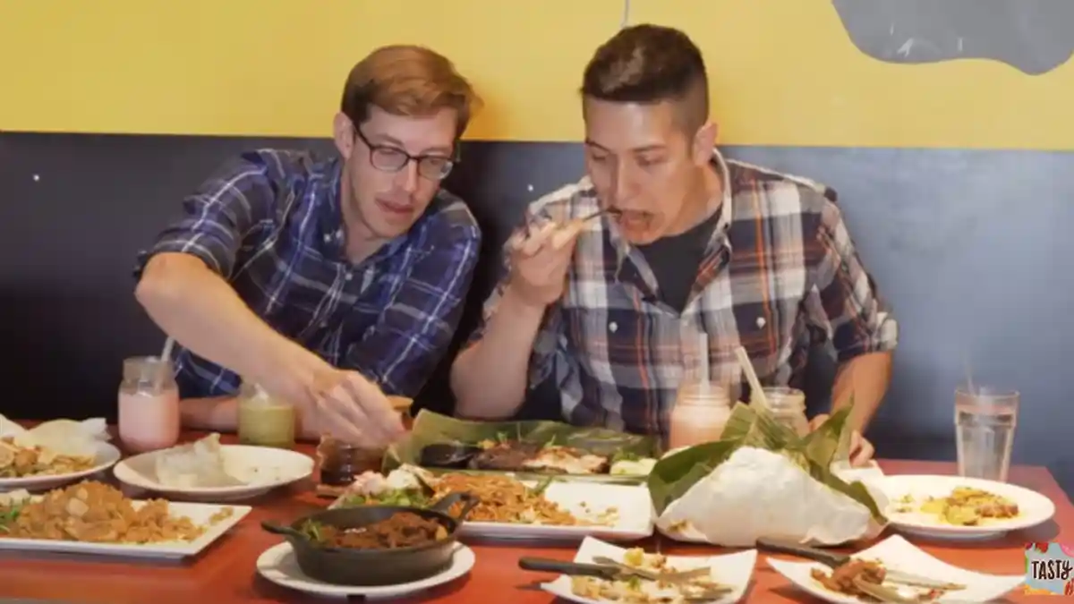 Keren! Channel Youtube Kuliner Terkenal di Dunia Ini Coba Makanan Indonesia! Lihat Reaksinya!